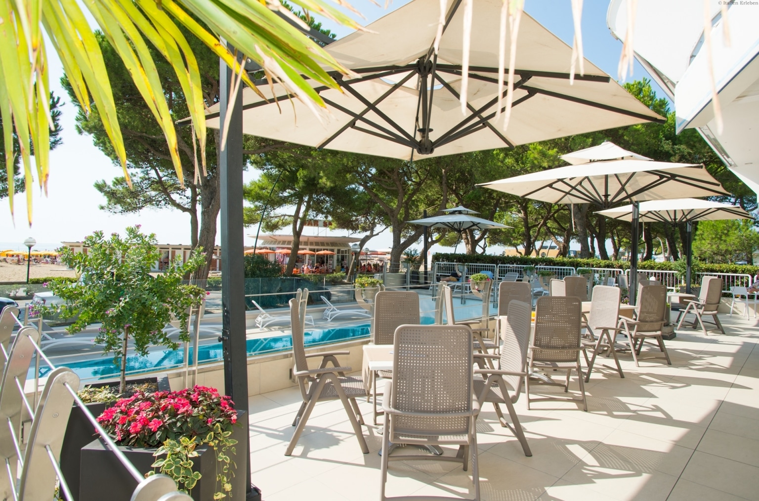 Friaul Lignano Grand Hotel Playa Pool Garten Bar Cafe