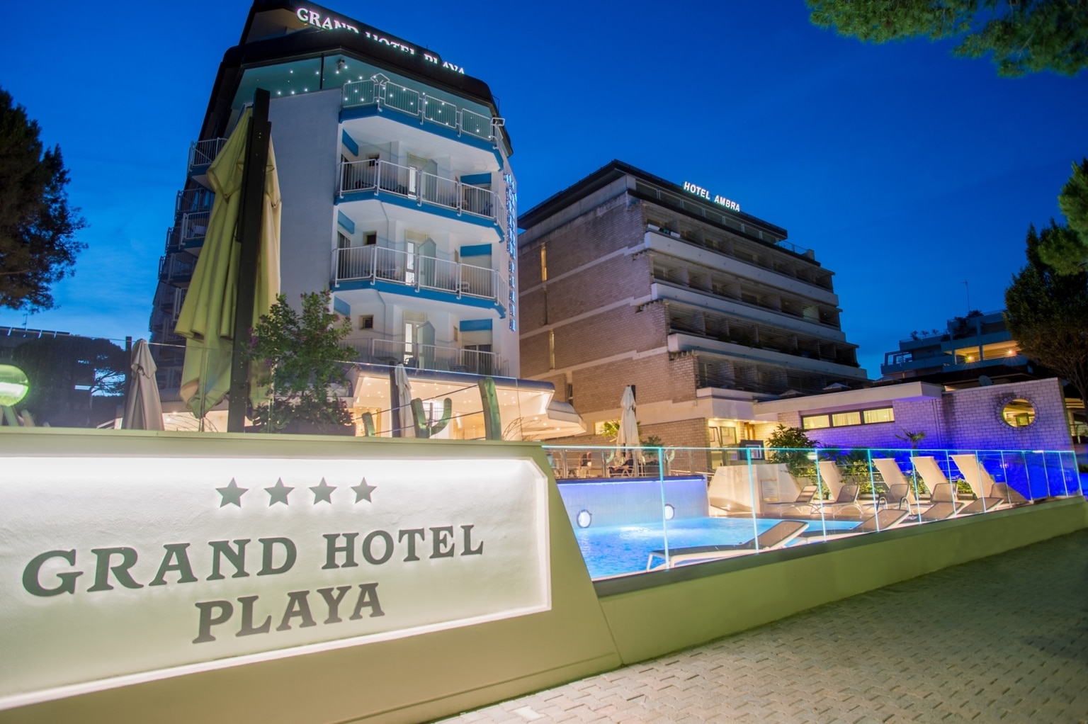 Friaul Lignano Grand Hotel Playa Aussenansicht Pool Nacht