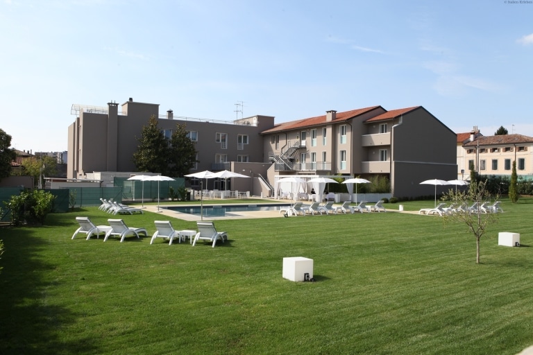 Friaul Gradisca Isonzo Hotel Franz Weinland Collio Wein Garten Pool Liegen Aussenansicht