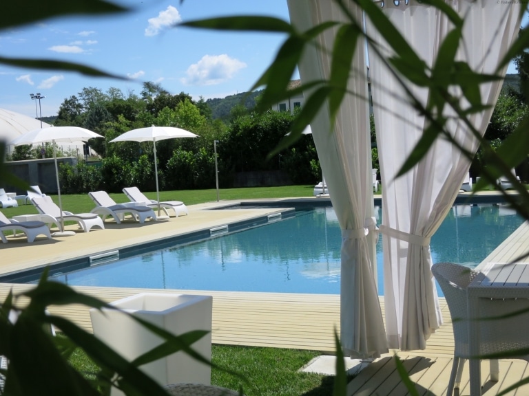 Friaul Gradisca Isonzo Hotel Franz Weinland Collio Wein Garten Pool Liegen