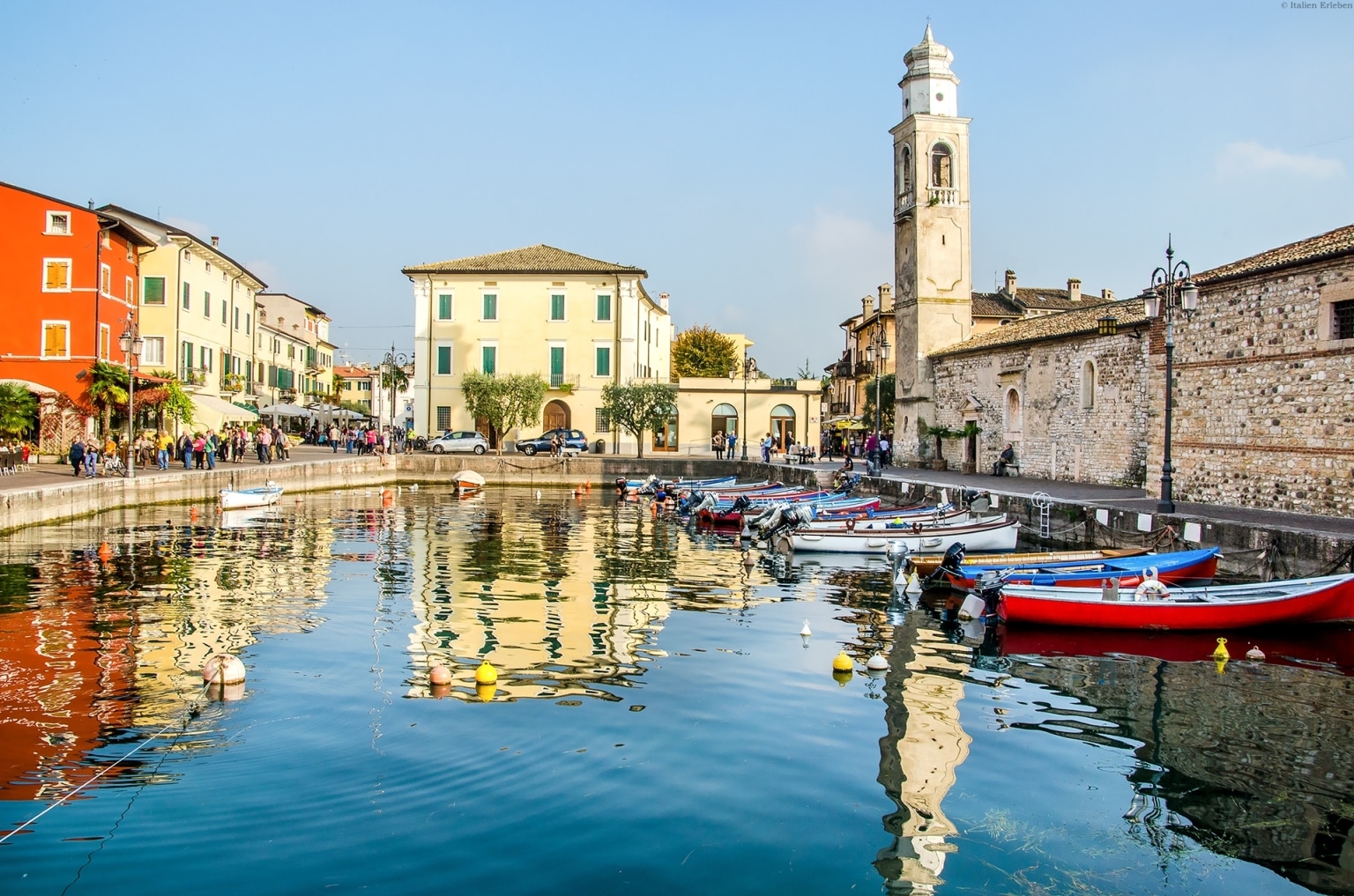 Veneto Venetien Gardasee Lazise See Wasser Altstadt Ost Boot