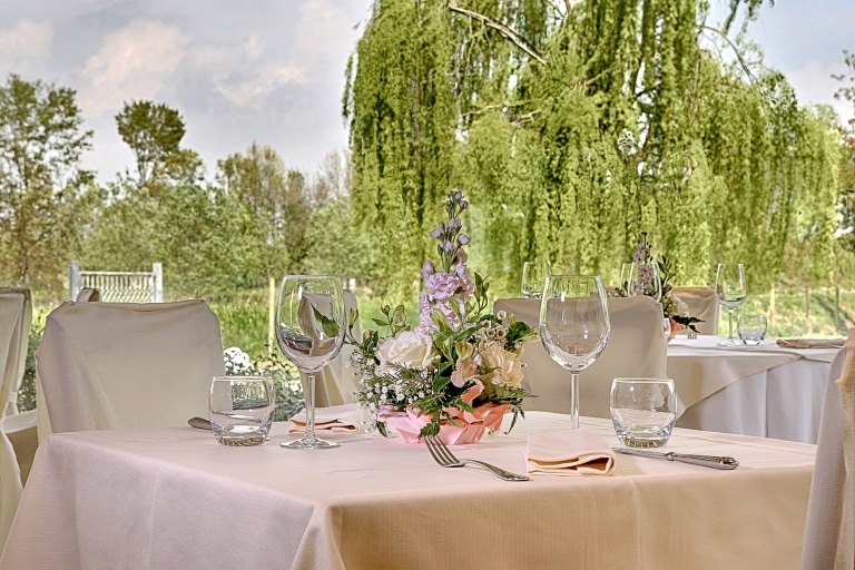 Veneto Venetien Hotel Borgo Ca dei Sospri Garten Villa Pool Restaurant Spezialitäten familiaer Tisch aussen