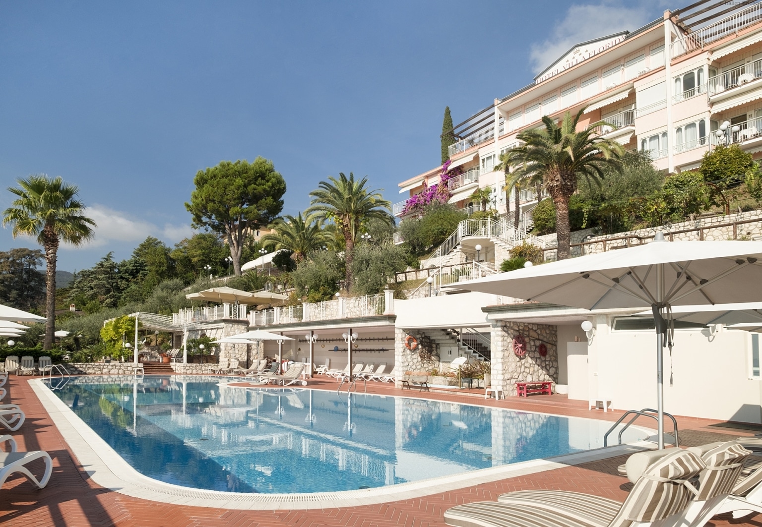 Lombardei Gardasee Hotel Villa Florida Gardone Terrasse See Blick Pool