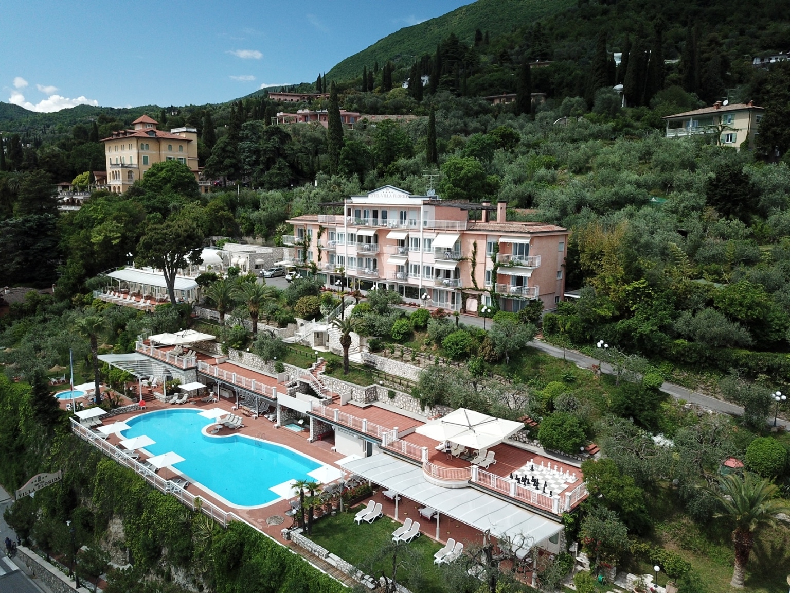 Lombardei Gardasee Hotel Villa Florida Gardone Terrasse See Blick außen Pool Garten