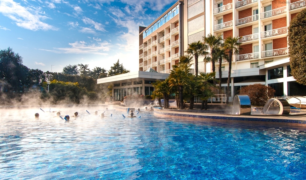 Veneto Venetien Grand Hotel Terme Montegrotto Euganeische Hügel Thermal Pool aussen outdoor