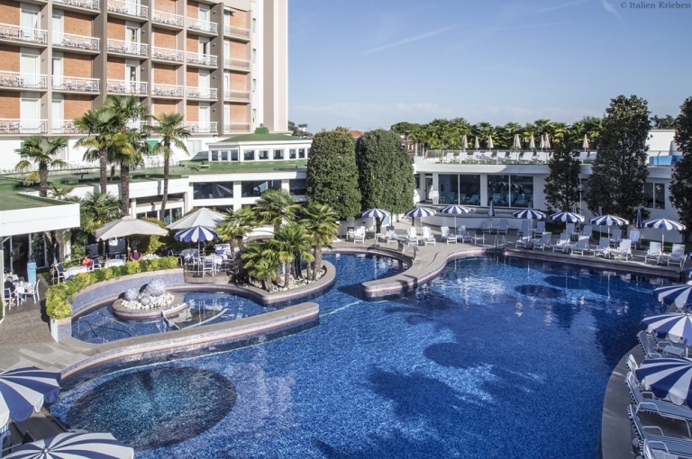 Veneto Venetien Grand Hotel Terme Montegrotto Euganeische Hügel Thermal Pool aussen
