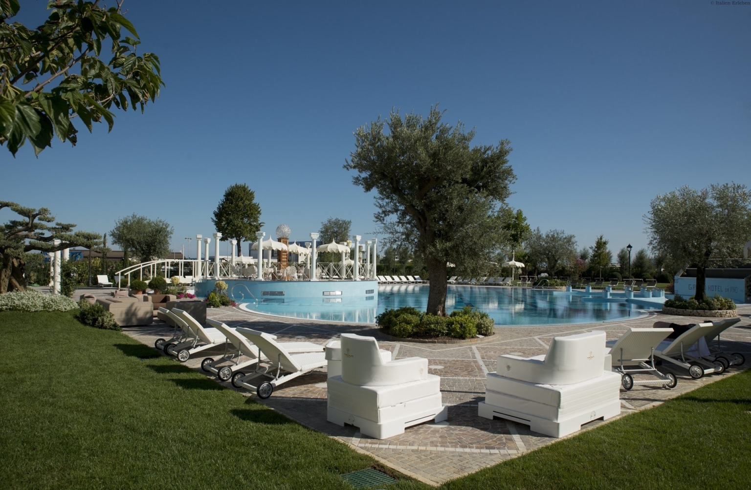 Emilia Romagna Grand Hotel Da Vinci Cesenatico Meer Obere Adria Strand Sand Pool außen Garten