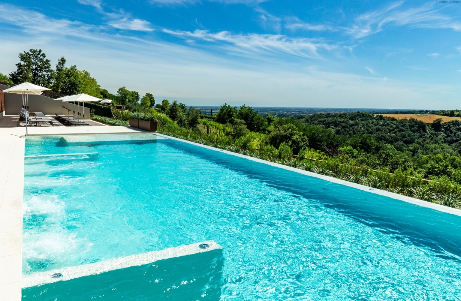Emilia Romagna Palazzo Varignana Resort Spa Erholung Wellness Landschaft Genuss Pool Panorama