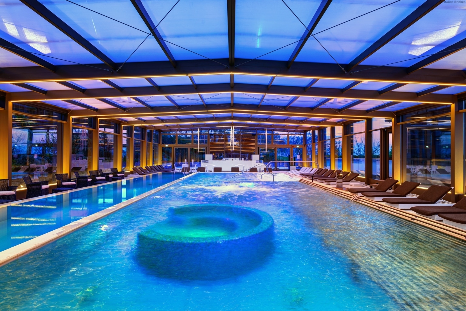 Emilia Romagna Palazzo Varignana Resort Spa Erholung Wellness Landschaft Genuss Hallenbad Indoor Pool
