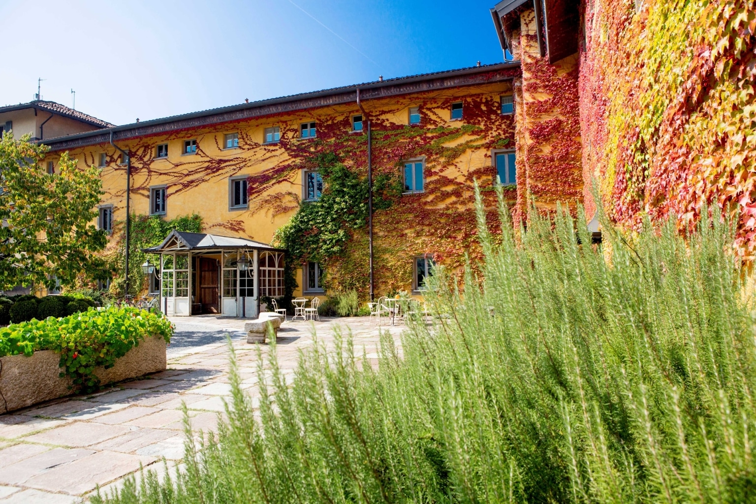 Piemont Villa Sparina Resort Hotel Ostelliere Monterotondo Weinland Wein Weinkellerei Genuss außen