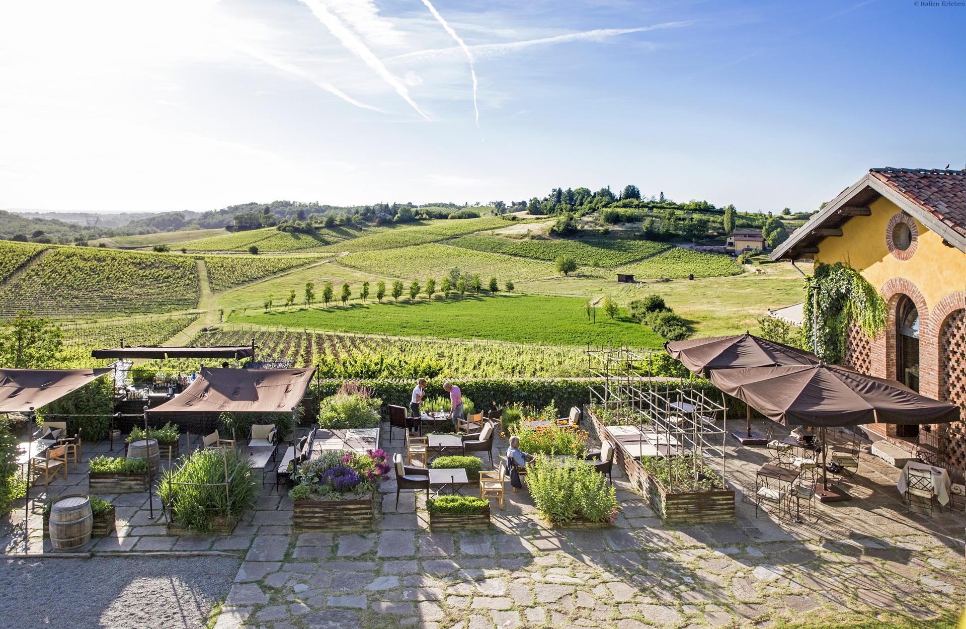Piemont Villa Sparina Resort Hotel Ostelliere Monterotondo Weinland Wein Weinkellerei Genuss Panorama
