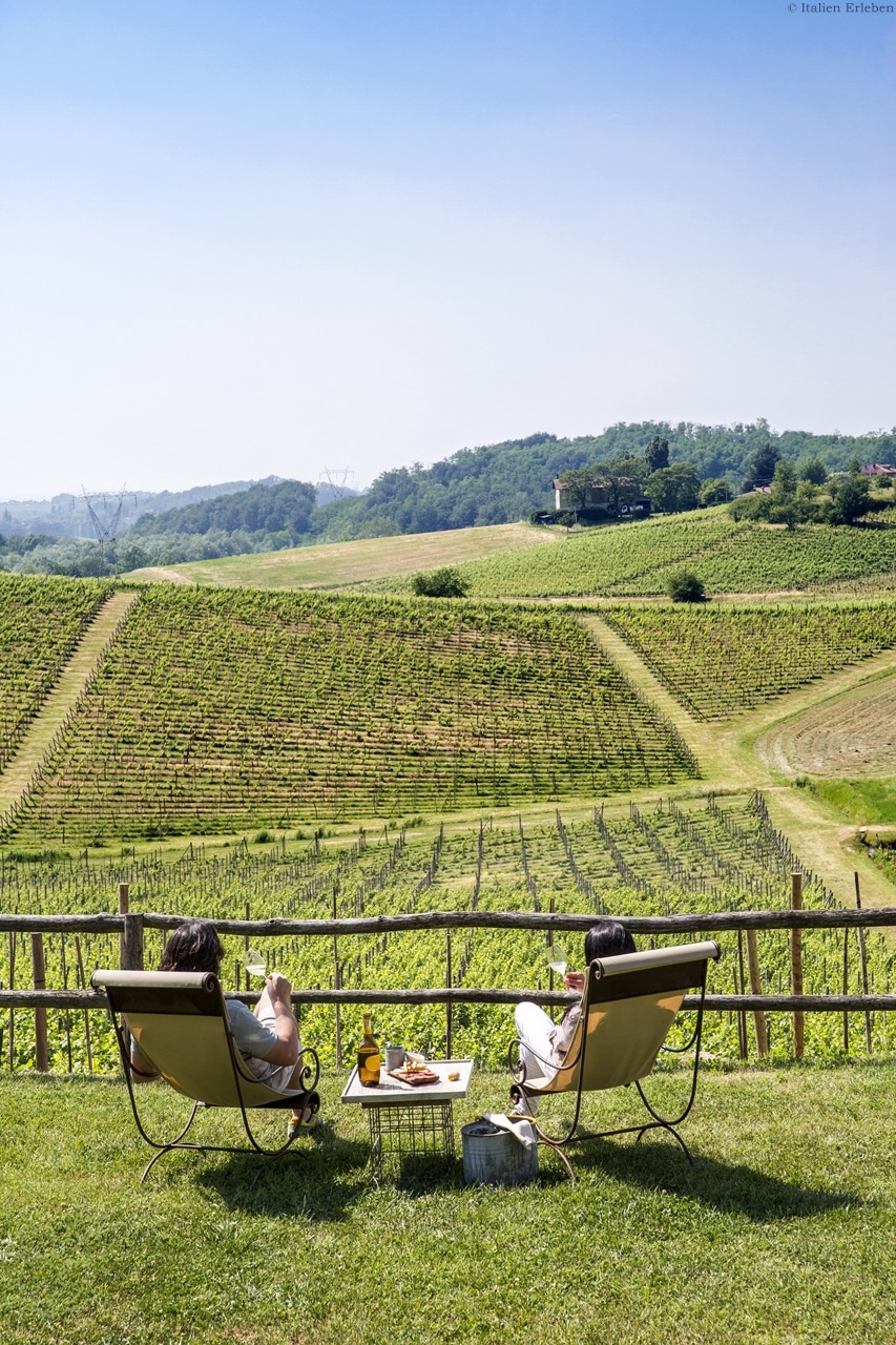 Piemont Villa Sparina Resort Hotel Ostelliere Monterotondo Weinland Wein Weinkellerei Genuss Panorama Weinreben Liegen