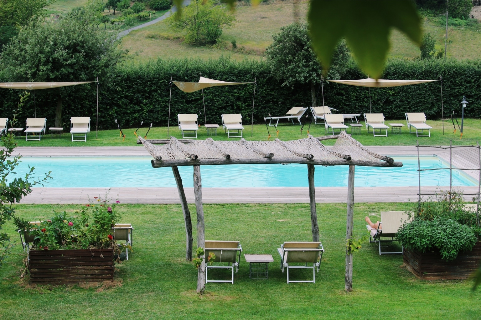 Piemont Villa Sparina Resort Hotel Ostelliere Monterotondo Weinland Wein Weinkellerei Genuss Pool