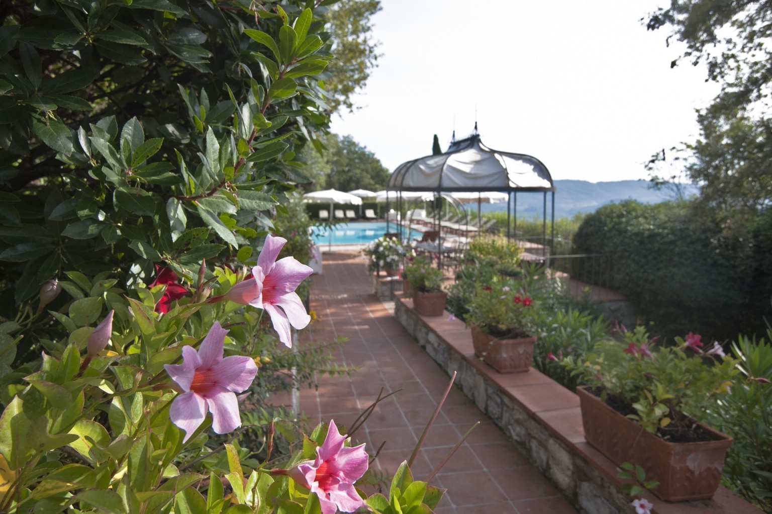 Toskana Borgo dei Vescine Relais del Chianti Weinland Landschaft Genuss Wein Weinkeller Weingut Landhaus Panorama Swimming Pool Garten