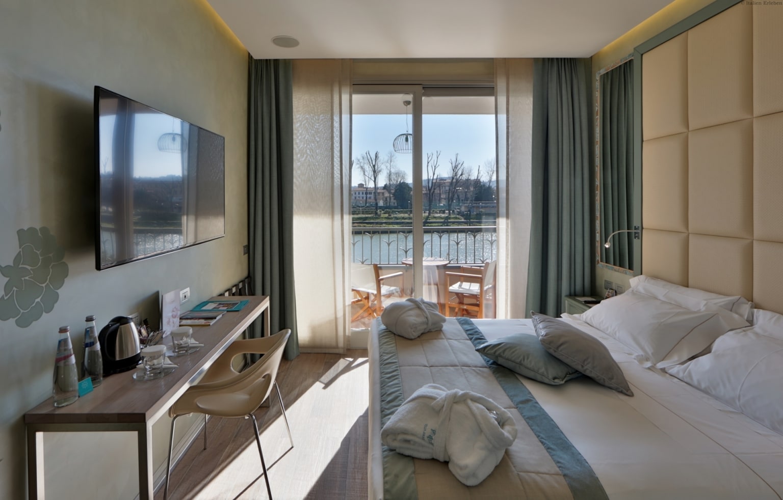 Toskana Florenz Hotel Ville sull'Arno direkt Arno Fluss nahe Altstadt historisch Stadtrand gut erreichbar Zimmer Balkon Blick