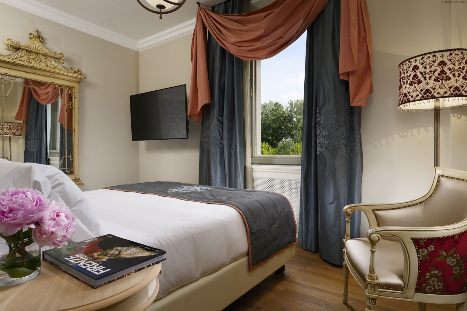 Toskana Florenz Hotel Ville sull'Arno direkt Arno Fluss nahe Altstadt historisch Stadtrand gut erreichbar Zimmer Blick