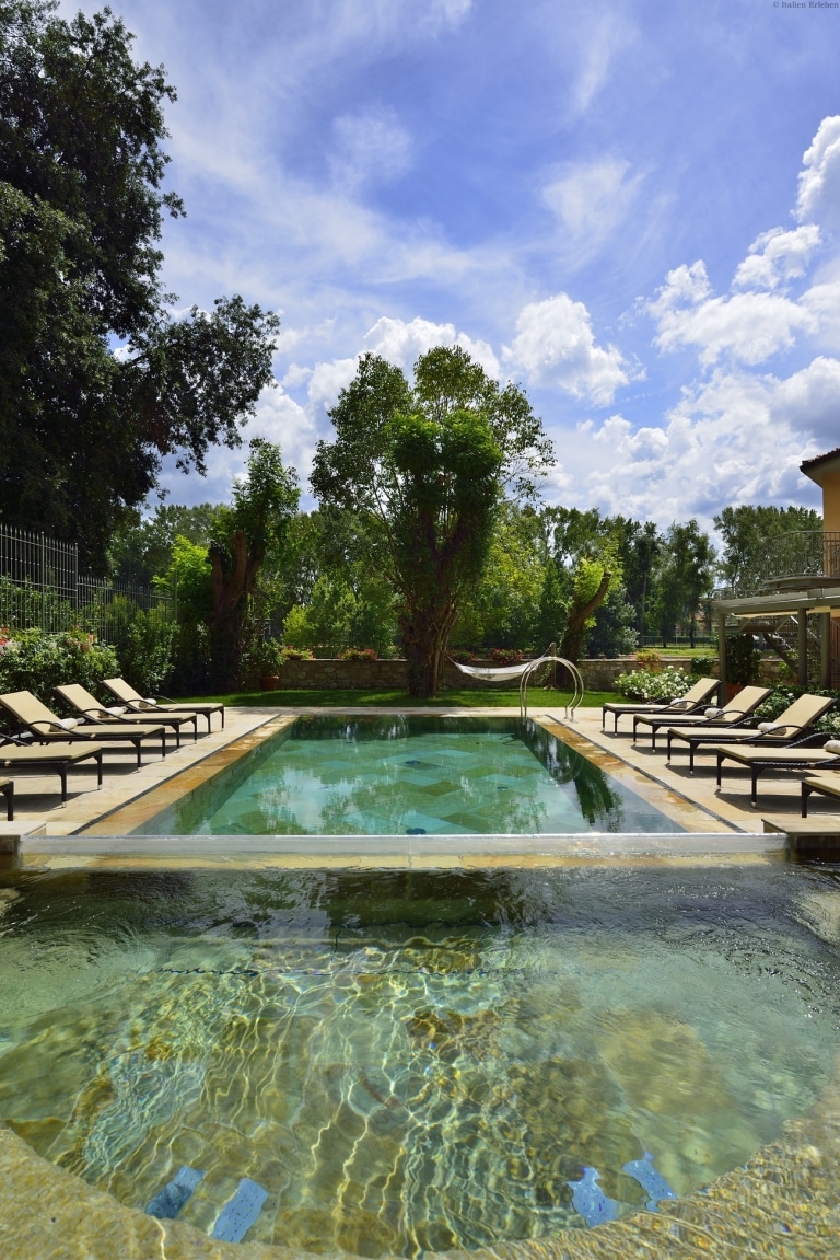Toskana Florenz Hotel Ville sull'Arno direkt Arno Fluss nahe Altstadt historisch Stadtrand gut erreichbar Garten Park Pool außen