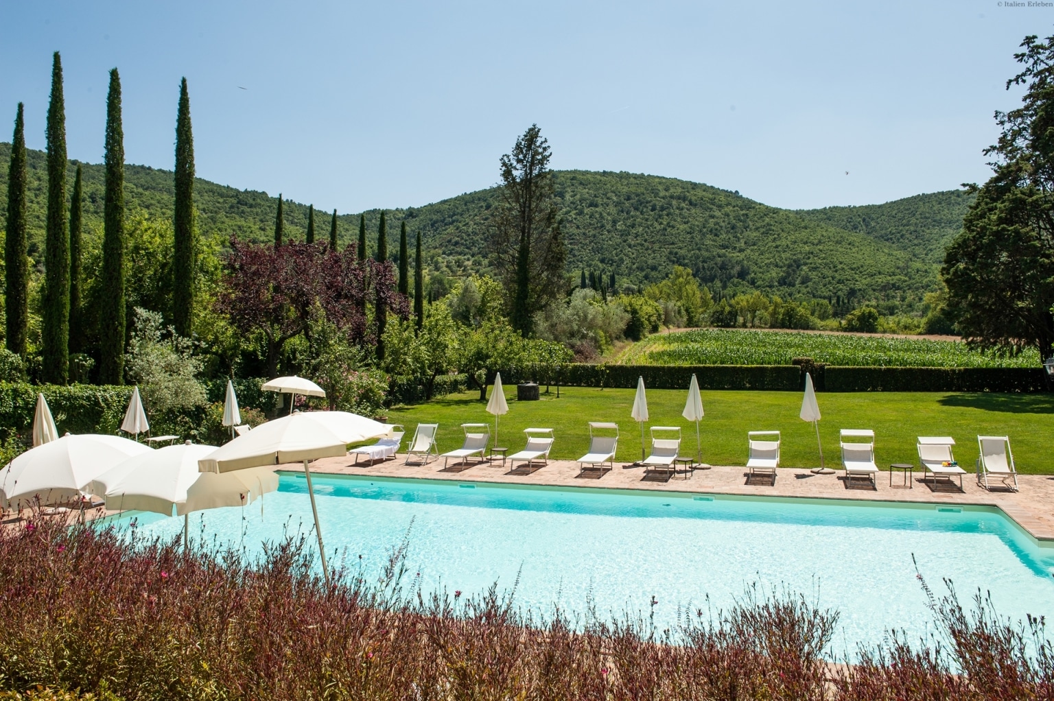 Toskana Hotel Villa di Piazzano Cortona Small Luxury Weinland Landschaft Genuss Wein Landhaus Panorama Swimming Pool Panorama Garten Park historisch