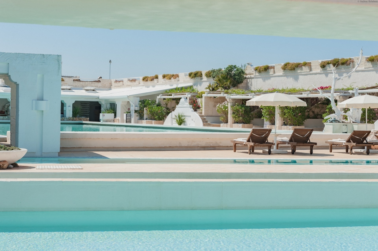 Apulien Salento Hotel La Peschiera Monopoli direkt Meer Strand Pool Terrasse