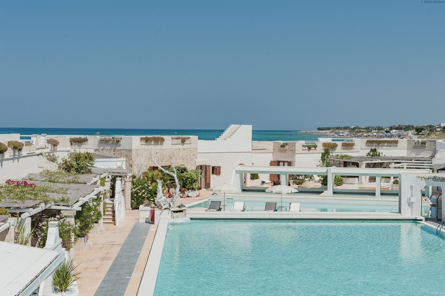Apulien Salento Hotel La Peschiera Monopoli direkt Meer Strand Pool Terrasse Außenansicht
