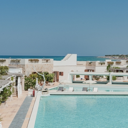 Apulien Salento Hotel La Peschiera Monopoli direkt Meer Strand Pool Terrasse Außenansicht