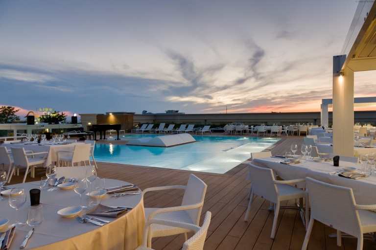 Apulien Le Dune Suite Hotel Porto Cesareo am Meer Sandstrand Pool Roof Top modern Abend Restaurant Terrasse