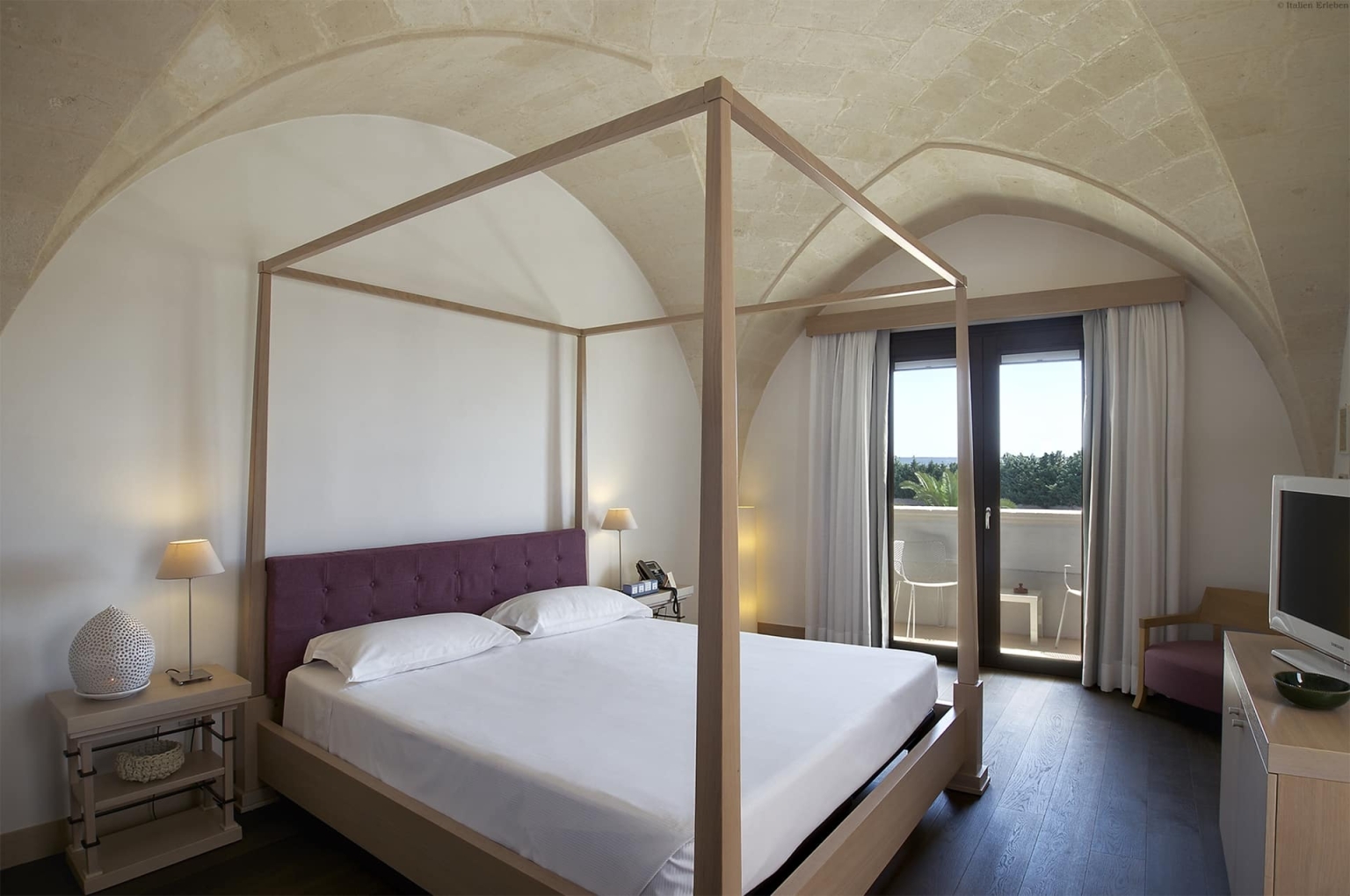 Apulien Masseria Bagnara Lizzano Landhaus typisch Pool Meernähe Zimmer schlicht