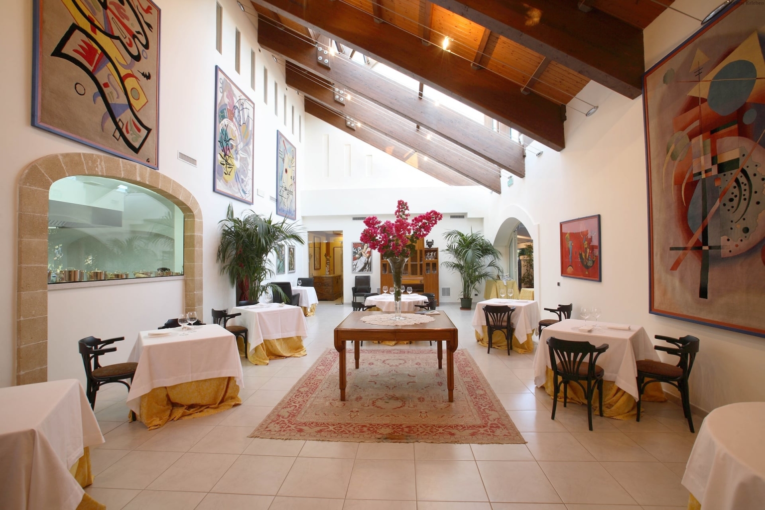 Apulien Hotel Masseria Il Melograno Monolpoli Landhaus Pool Veranda Restaurant innen