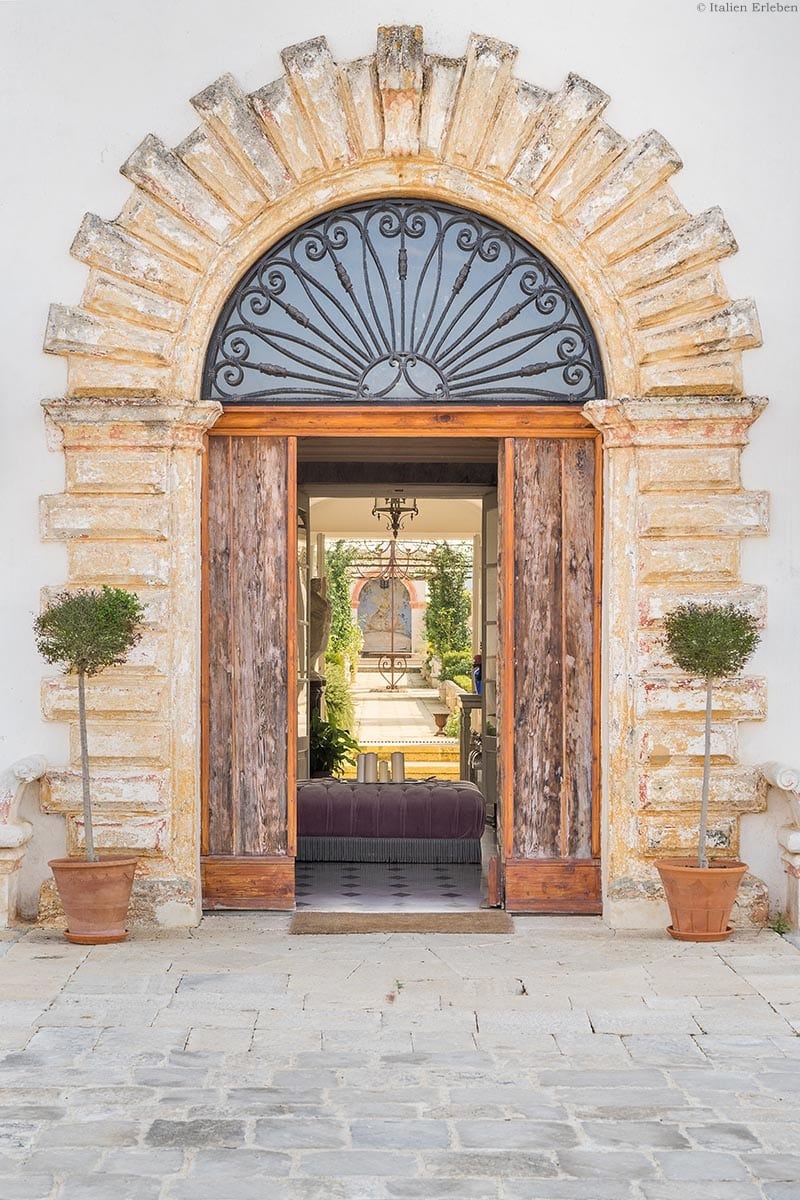 Apulien Tenuta Mose Charming House Relais Sannicola Landhaus besonders Garten Pool Privatpool Terrasse Stil Charme Eingang
