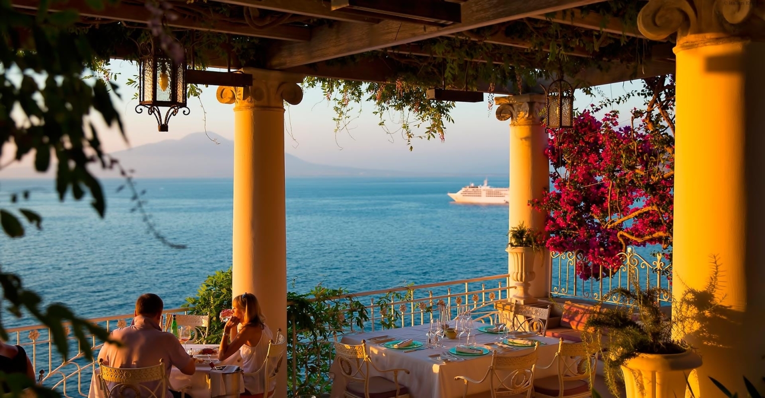 Kampanien Hotel Bellevue Syrene Sorrent Sorrentinische Küste Amalfiküste Meer Meerzugang Terrasse Abendstimmung