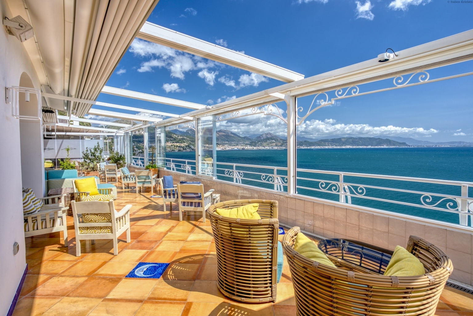 Kampanien Hotel Cetus Cetara Amalfiküste direkt am Meer Panoramalage Meerblick Terrasse Lounge Bar