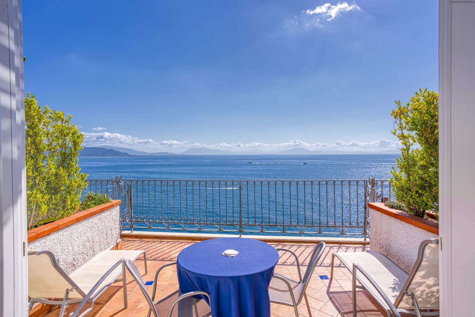 Kampanien Hotel Cetus Cetara Amalfiküste direkt am Meer Panoramalage Meerblick Zimmer Terrasse
