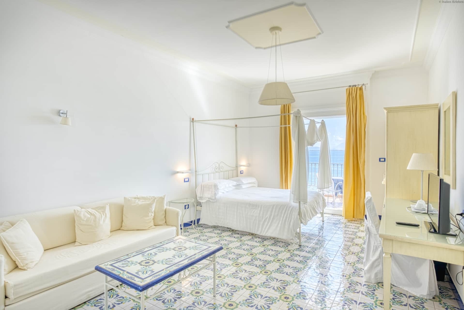 Kampanien Hotel Cetus Cetara Amalfiküste direkt am Meer Panoramalage Meerblick Zimmer Balkon