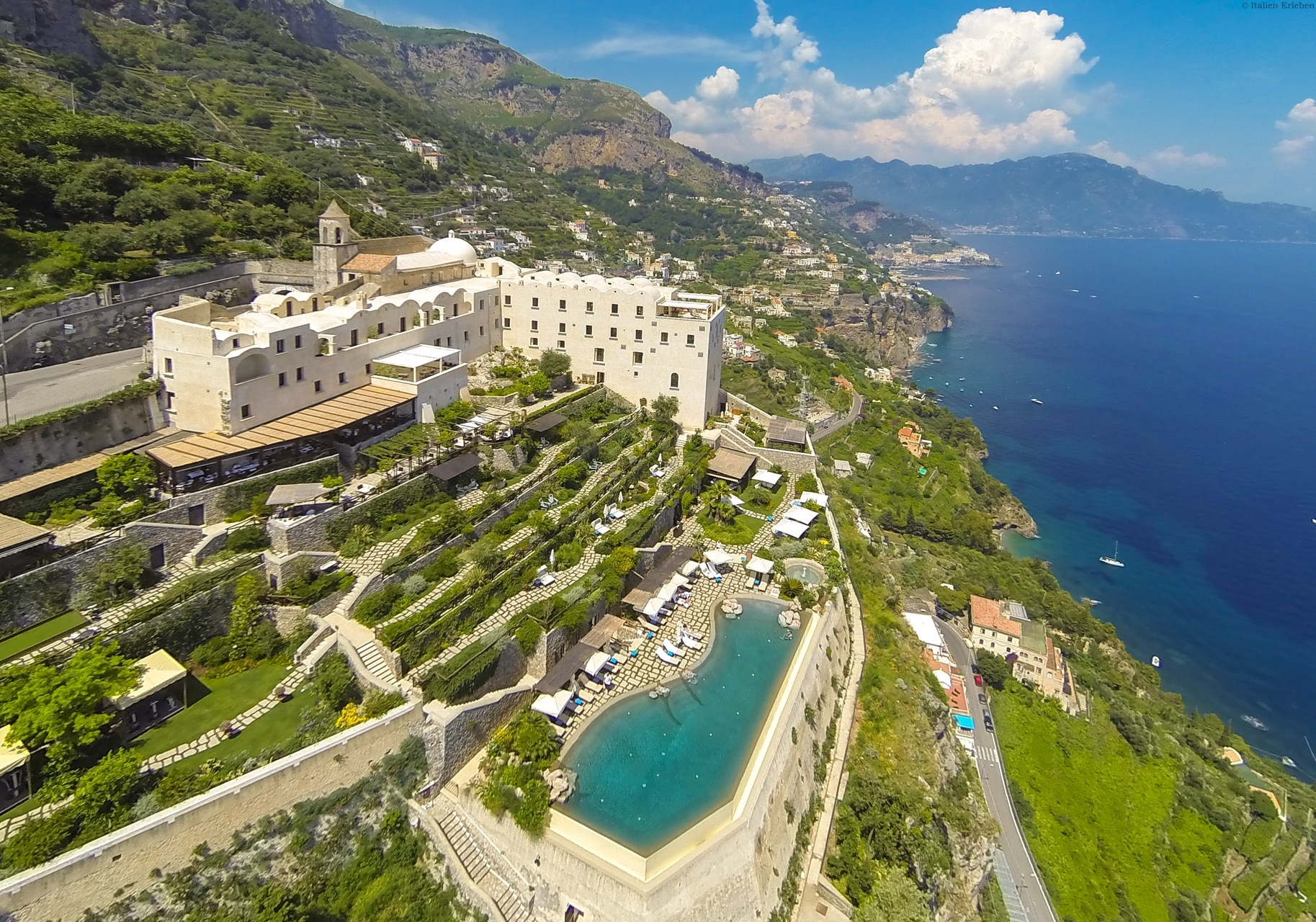 Kampanien Hotel Monastero Santa Rosa Conca dei Marini Amalfiküste Panoramalage Ausblick Pool Park