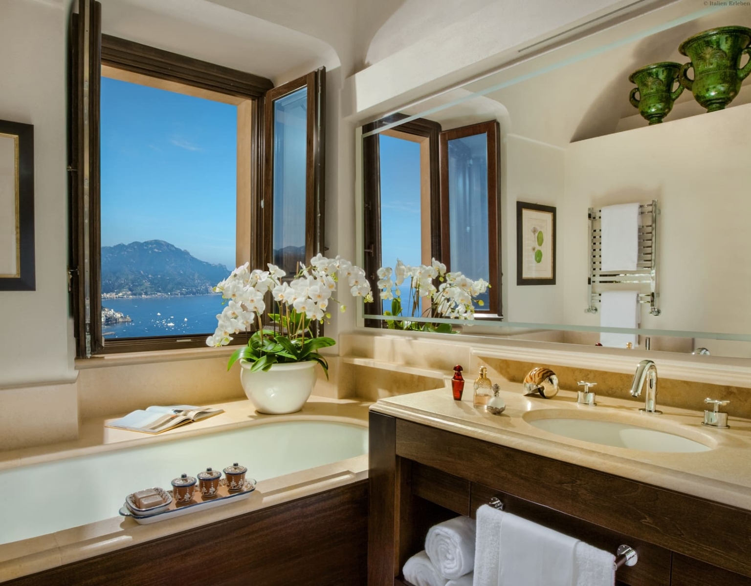 Kampanien Hotel Monastero Santa Rosa Conca dei Marini Amalfiküste Panoramalage Ausblick Pool Park Zimmer Bad