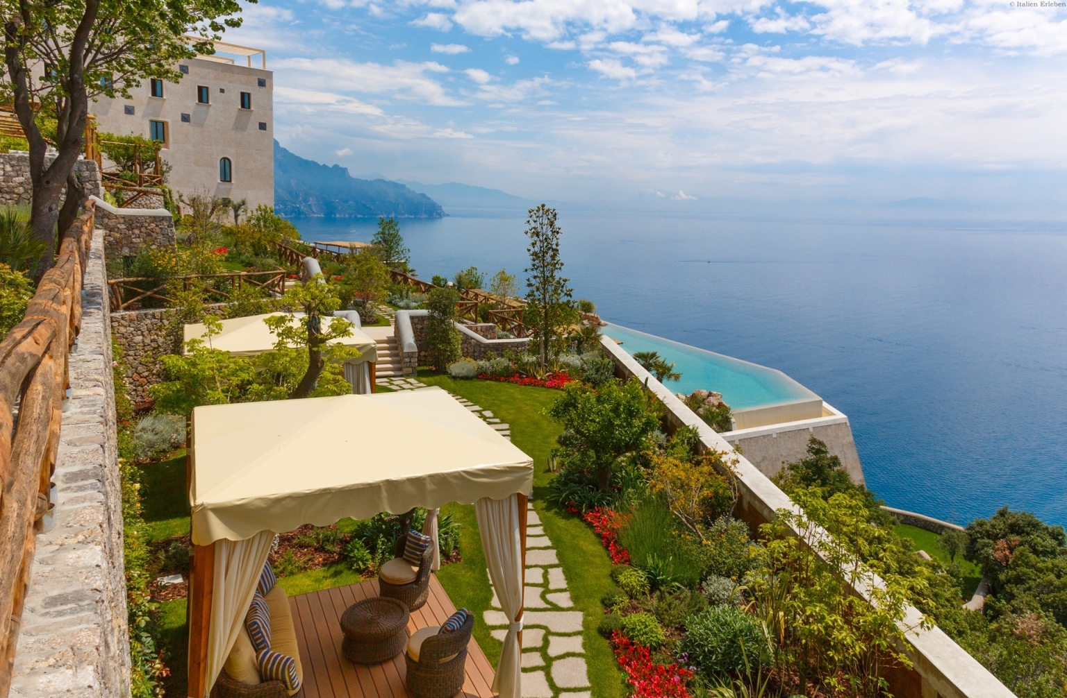 Kampanien Hotel Monastero Santa Rosa Conca dei Marini Amalfiküste Panoramalage Ausblick Pool Park