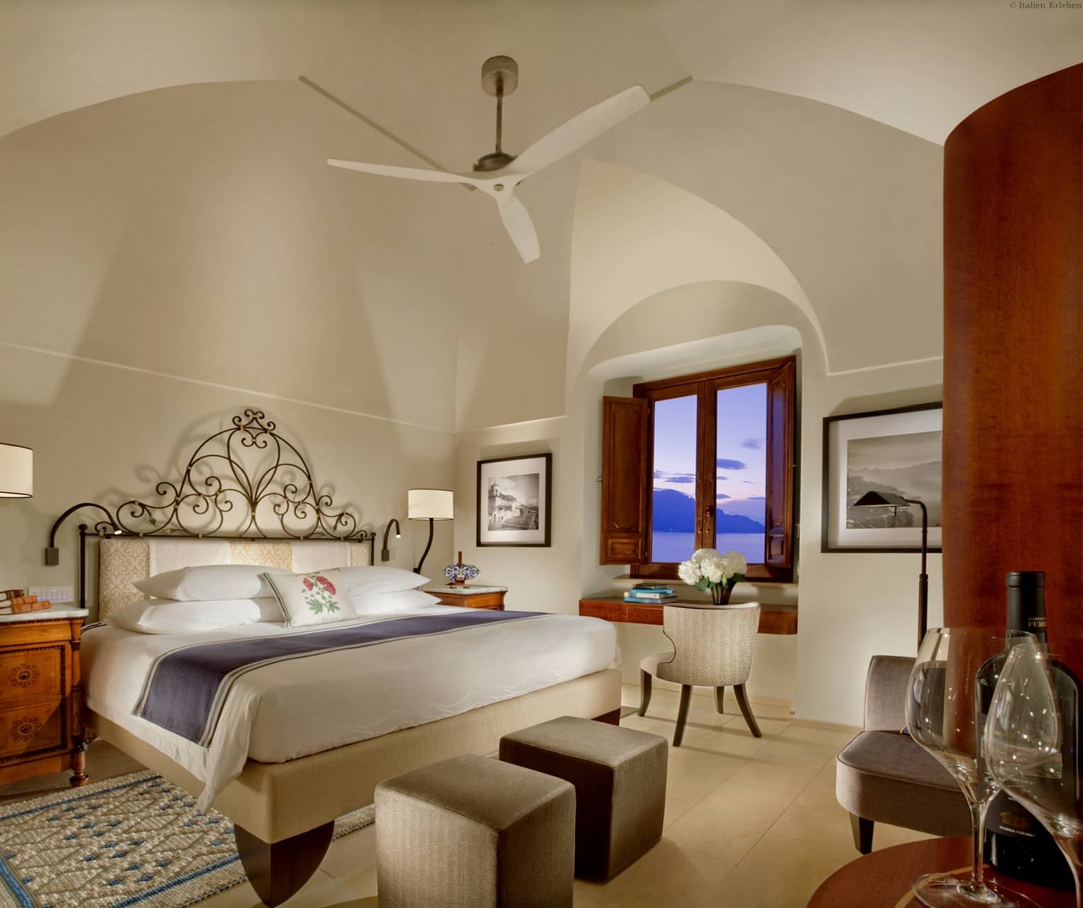 Kampanien Hotel Monastero Santa Rosa Conca dei Marini Amalfiküste Panoramalage Ausblick Pool Park Zimmer