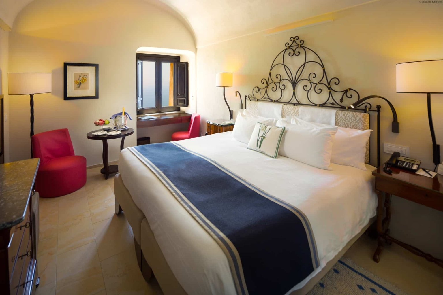 Kampanien Hotel Monastero Santa Rosa Conca dei Marini Amalfiküste Panoramalage Ausblick Pool Park Zimmer