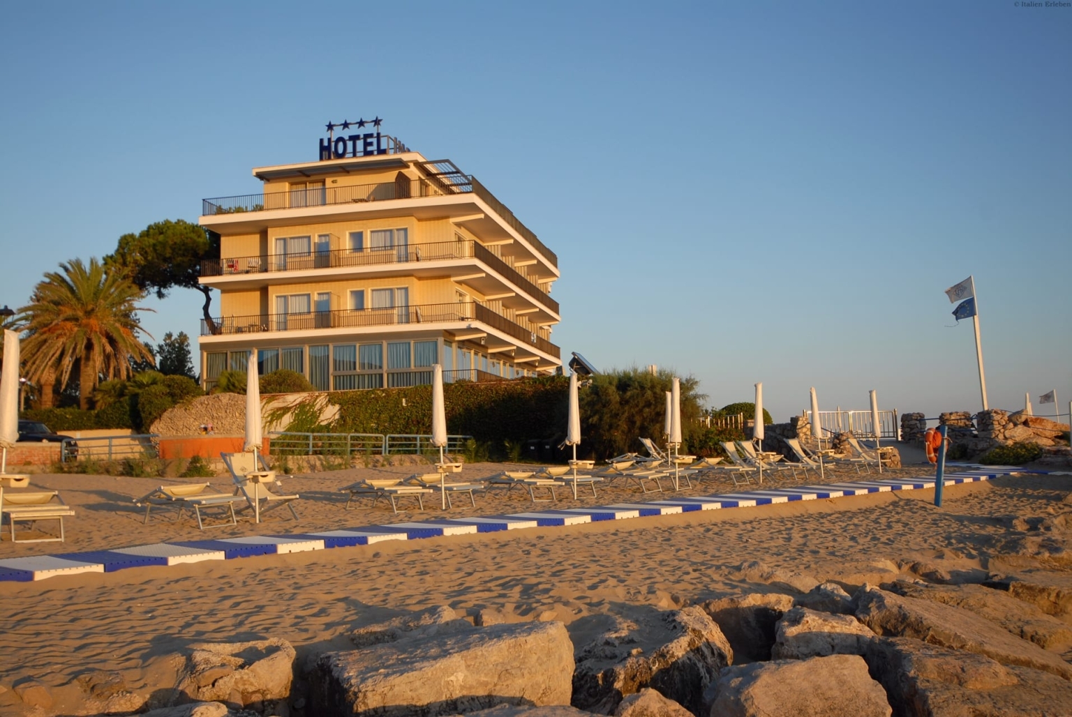 Latium Grand Hotel L'Approdo Terracina Küste Rom Strand Meer Stadt Terrasse