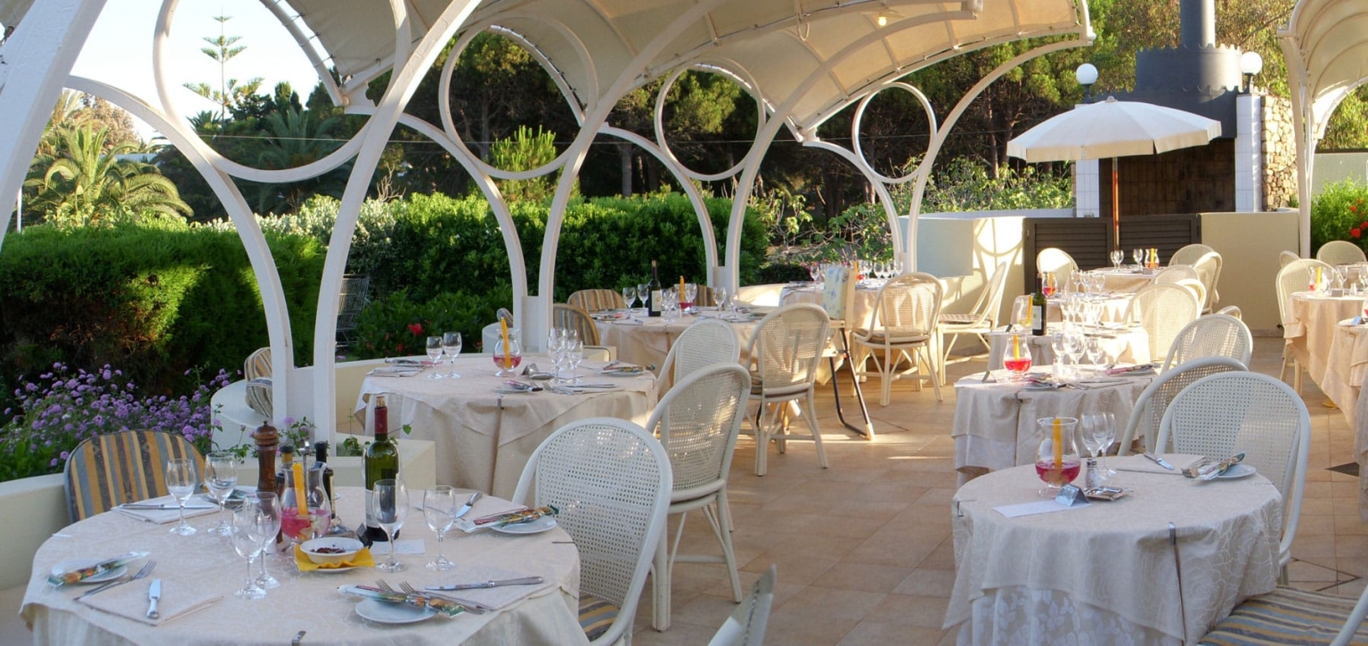 Sardinien Hotel Baia di Nora Pula Süd Küste direkt Meer Strand Sand Bucht Pool Garten Park Brunnen Restaurant