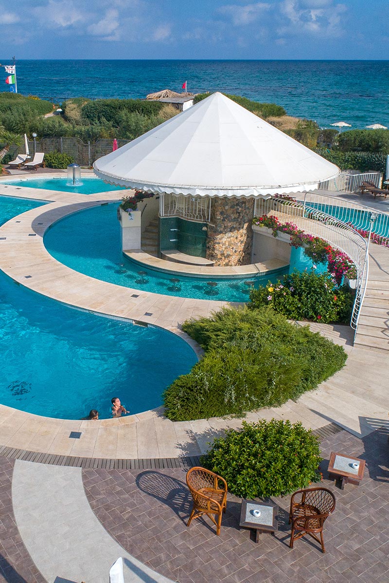 Sardinien Hotel Baia di Nora Pula Süd Küste direkt Meer Strand Sand Bucht Pool Garten Park Brunnen