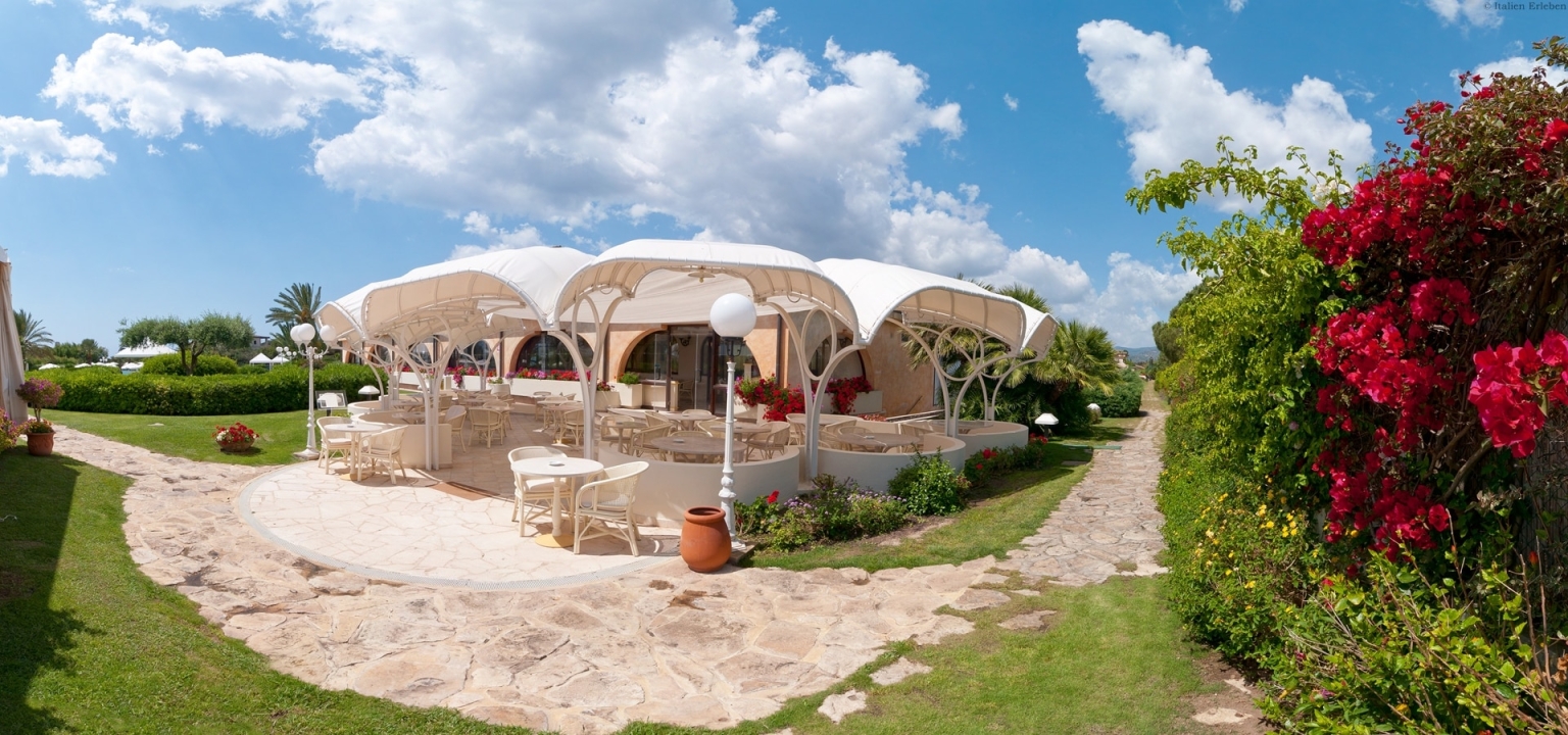 Sardinien Hotel Baia di Nora Pula Süd Küste direkt Meer Strand Sand Bucht Pool Garten Park Brunnen Bar
