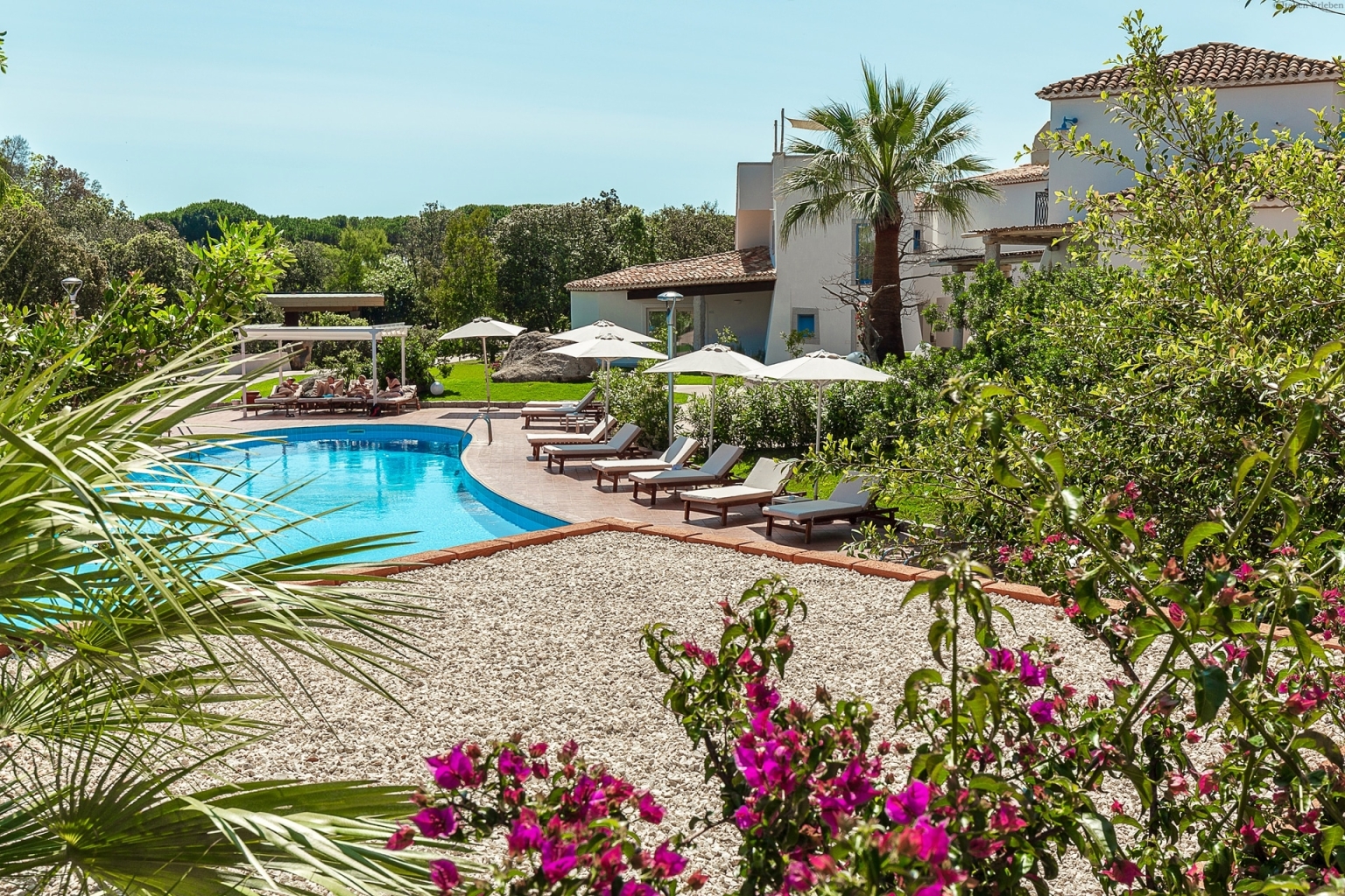 Sardinien Hotel Corte Bianca Marina di Cardedu Ostküste Strand Ruhe Garten Ogliastra Kies Pool Terrasse Meer Anlage