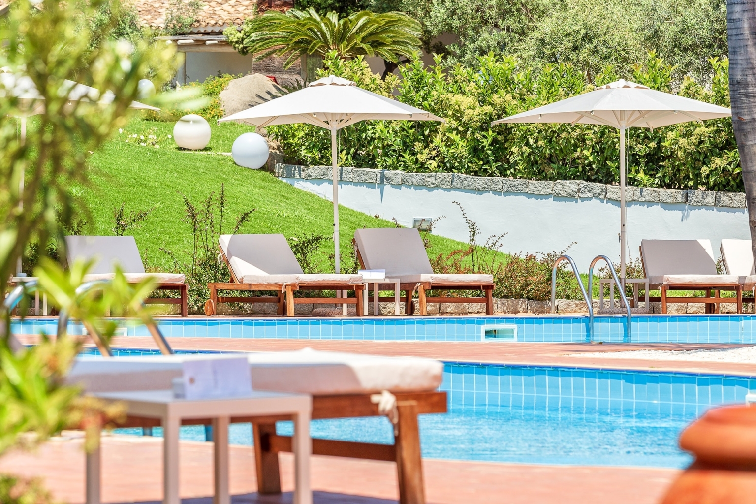 Sardinien Hotel Corte Bianca Marina di Cardedu Ostküste Strand Ruhe Garten Ogliastra Kies Pool Terrasse Meer