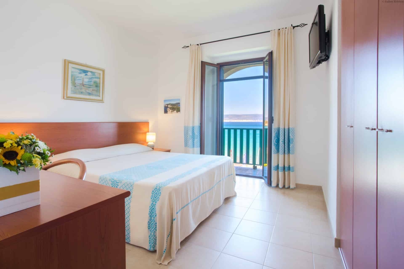 Sardinien Hotel Dei Pini Alghero Nord Ost Küste Strand Sand direkt Meer Bucht Stadt Nähe kristallklar Garten Zimmer Meerblick