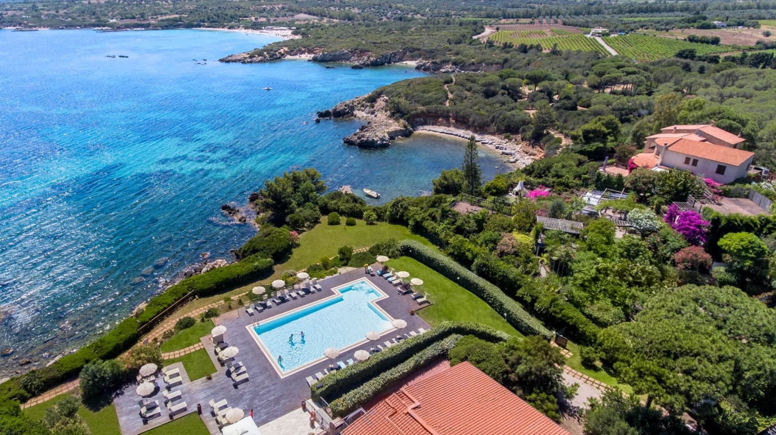 Sardinien Hotel Dei Pini Alghero Nord Ost Küste Strand Sand direkt Meer Bucht Stadt Nähe kristallklar Garten Pool Panorama