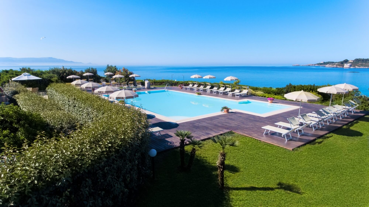 Sardinien Hotel Dei Pini Alghero Nord Ost Küste Strand Sand direkt Meer Bucht Stadt Nähe kristallklar Garten Pool