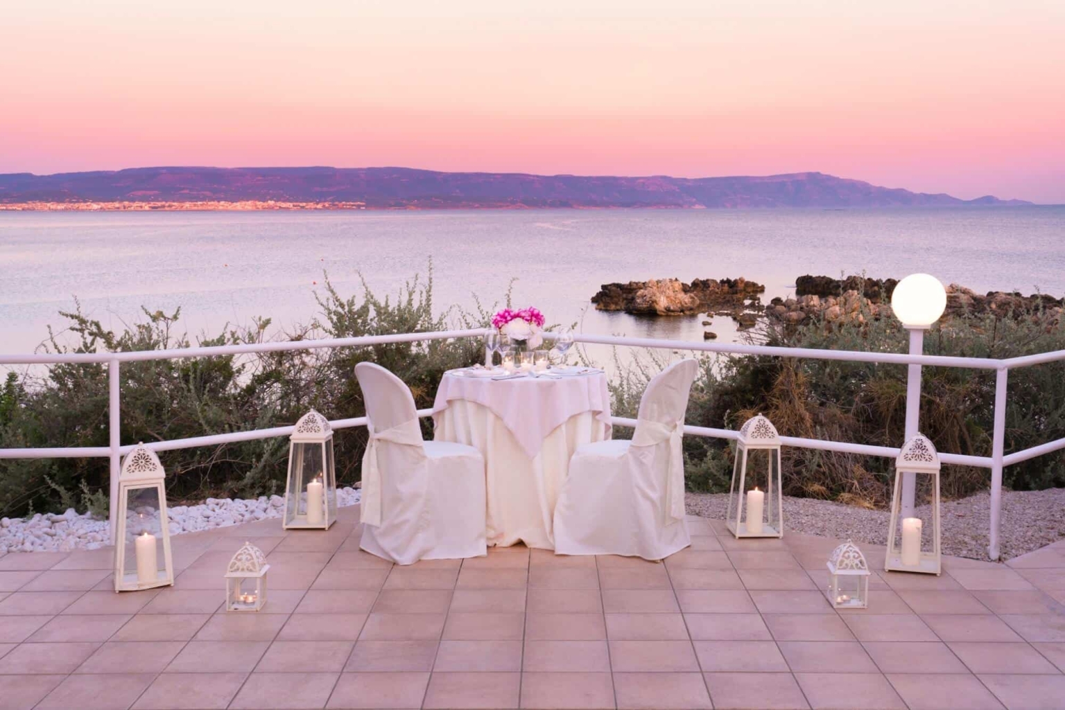 Sardinien Hotel Dei Pini Alghero Nord Ost Küste Strand Sand direkt Meer Bucht Stadt Nähe kristallklar Garten Abendstimmung romantisch