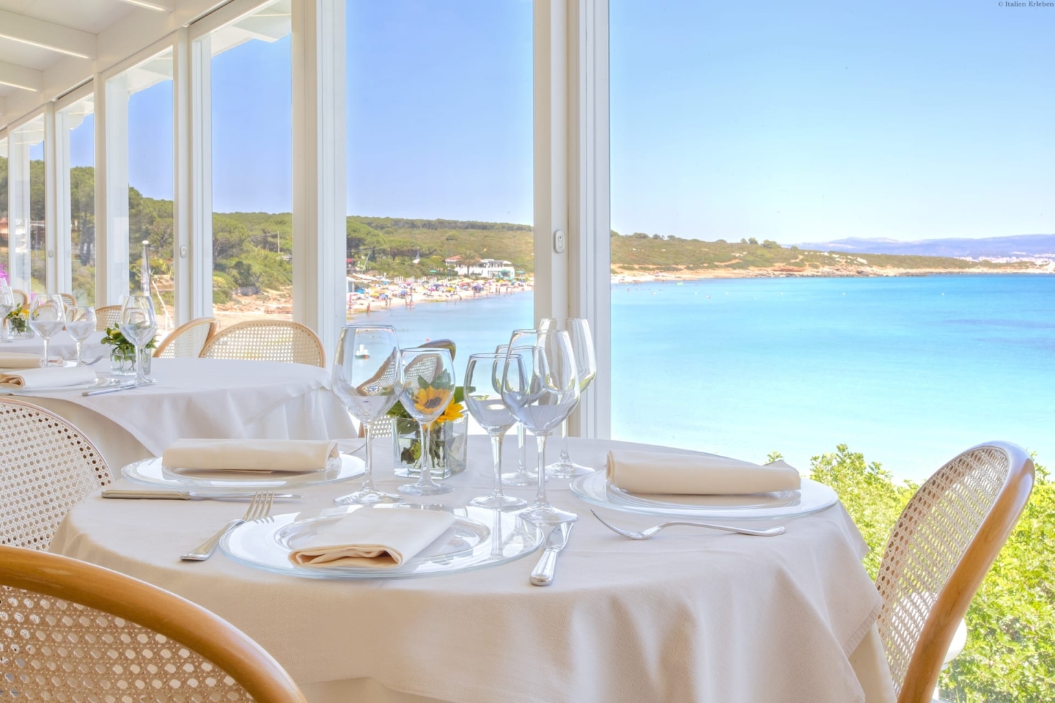 Sardinien Hotel Dei Pini Alghero Nord Ost Küste Strand Sand direkt Meer Bucht Stadt Nähe kristallklar Garten Restaurant