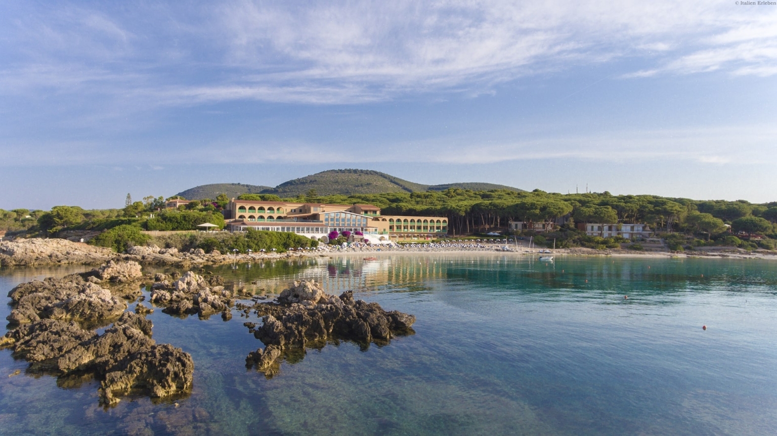 Sardinien Hotel Dei Pini Alghero Nord Ost Küste Strand Sand direkt Meer Bucht Stadt Nähe kristallklar Garten Panorama